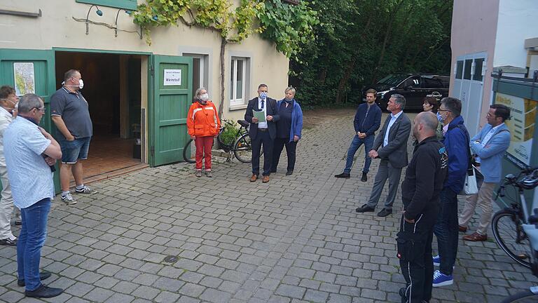 Im Eingangsbereich des beantragten 'Imbiss to go' steht der Antragsteller Martin Burger den Mitgliedern des Bauausschusses Rede und Antwort. Im Eingangsbereich des beantragten 'Imbiss to go' steht der Antragsteller Martin Burger den Mitgliedern des Bauausschusses Rede und Antwort.
