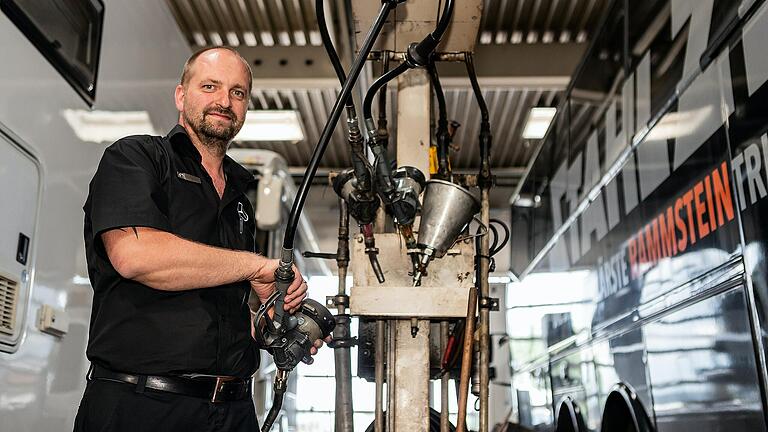 Gerry Gläsmann in der Mercedes-Benz-Werkstatt auf dem Autohofgelände.