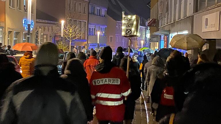 Rund 600 Menschen protestierten am 12. Dezember bei einem 'Spaziergang' durch Schweinfurt unter anderem gegen eine Impfpflicht.