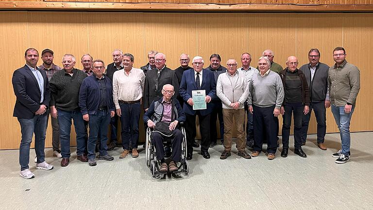 Auf dem Foto: 1. Bürgermeister Christian Zeißner, Vorstand Markus Reuß, Heinz Wehner, Herbert Weis, Herbert Keller, Konrad Dusel, Gerhard Neubert, Franz Brehm, Werner Schauer, Stefan Wischer, Josef Hauck, Adi Seuffert, Walter Pfeuffer, Georg Popp, Günther Wehner, Wolfgang Brehm, Hans-Peter Brehm, Alois Bleymann, Heinrich Keller und Vorstand Markus Münch.