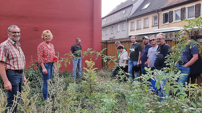 1. Bürgermeisterin Gerlinde Stier mit dem Gemeinderat beim Ortstermin.