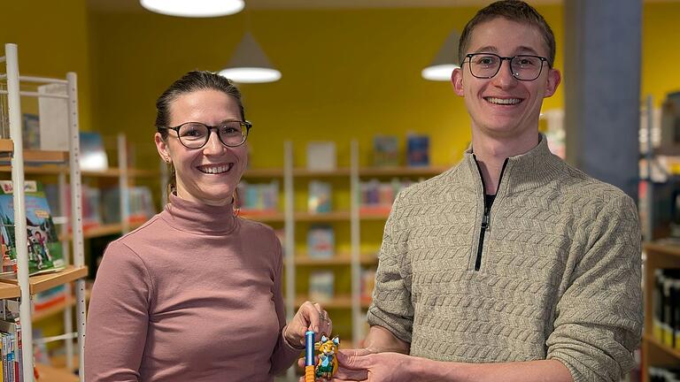 Eva Albert und Thomas Schreck mit einer Eduriono-Figur, die das Lernen und den Umgang mit digitalen Medien von Kindern fördert. Eva Albert und Thomas Schreck mit einer Eduriono-Figur, die das Lernen und den Umgang mit digitalen Medien von Kindern fördert.