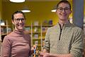 Eva Albert und Thomas Schreck mit einer Eduriono-Figur, die das Lernen und den Umgang mit digitalen Medien von Kindern fördert.