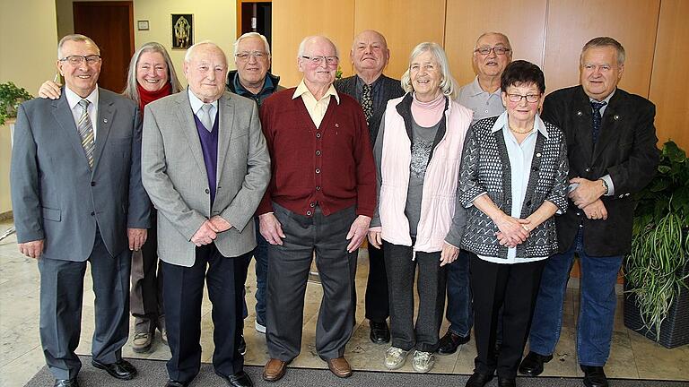 Der wiedergewählte Vorsitzende des VdK-Ortsverbandes Volkach Karl Memmel (rechts) und der stellvertretende Kreisvorsitzende Helmut Schleyer (links) zeichneten am Samstag in der Hauptversammlung langjährige Mitglieder des Verbands für ihre Treue aus.