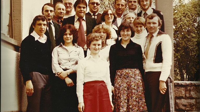 Das Team der ersten Stunde in der Geschäftsstelle der VG Bad Neustadt am 2. Mai 1978 mit (vorne von links) Manfred Zirkelbach, Petra Lumpe, Rosa Becher, Heidi Ullrich, Margot Büttner, Friedbert Fuchs sowie (dahinter von links) Geschäftsstellenleiter Karl Hemmert, Heinrich Kaidel, Dieter Vöth, Christa Volkheimer, Blanka Limpert, Johanna Trott und (hintere Reihe von links) Herrmann Then, Josef Volkmuth, Matthias Bischof, Edmund Grom sowie dem jetzigen Geschäftsleiter Bernhard Rösch.