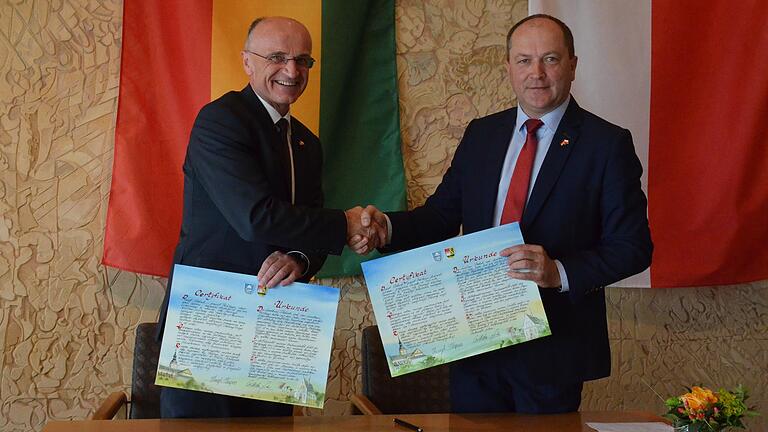 Die Landräte Wilhelm Schneider (links) und Henryk Kiepura unterzeichneten am Dienstag die Urkunde über Partnerschaft zwischen den Landkreisen Haßberge und Klobuck. Die Landräte Wilhelm Schneider (links) und Henryk Kiepura unterzeichneten am Dienstag die Urkunde über Partnerschaft zwischen den Landkreisen Haßberge und Klobuck.