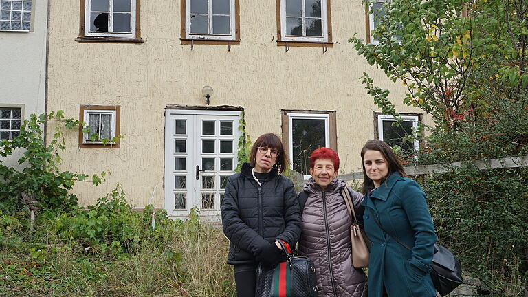 Rachel Garonne (Mitte) mit ihrer Tochter  Inbal Garonne (links) und ihrer Nichte Shir Gideon (rechts) vor dem Geburtshaus ihrer Mutter Hertha.