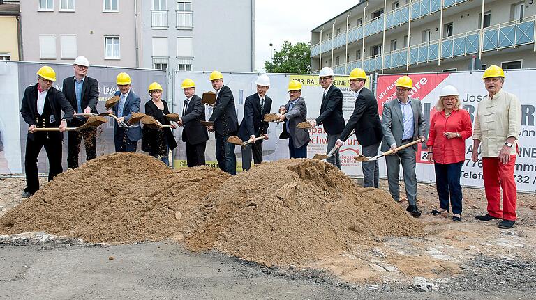 Der Spatenstich für den Neubau der Wohnanlage am Fischerrain war im Jahr 2016, unter anderem auch mit Oberbürgermeister Sebastian Remelé (Mitte) und Baureferent Ralf Brettin (3.v.r.). Der Spatenstich für den Neubau der Wohnanlage am Fischerrain war im Jahr 2016, unter anderem auch mit Oberbürgermeister Sebastian Remelé (Mitte) und Baureferent Ralf Brettin (3.v.r.).