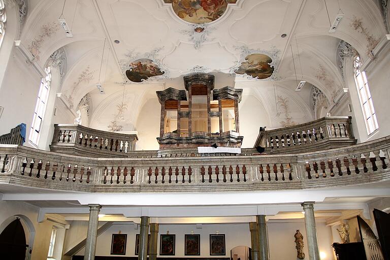 Der Blick auf die Empore der Stadtpfarrkirche in Volkach.