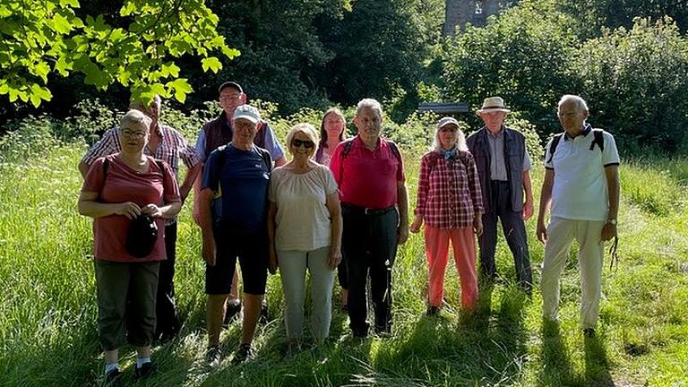 Die Wandergruppe des Steigerwaldklubs Castell vor der Ruine Speckfeld.