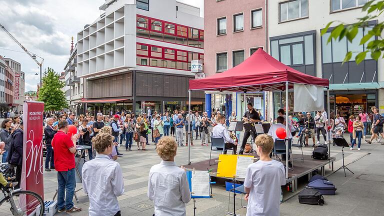 Mitglieder der Sing- und Musikschule spielten im Rahmen des Mozarttages in der Eichhornstraße in Würzburg.