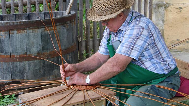 Traditionelle Handwerkstechniken stehen am Tag des dörflichen Handwerks am 15. Oktober im Mittelpunkt.