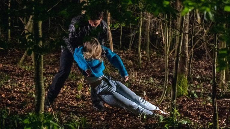 Im Unterholz hinter der Bundeswehr-Kaserne versteckte der Mörder die Leiche. Mit Schauspielern wurde der Mord an Eveline Höbler in Veitshöchheim für Aktenzeichen XY nachgestellt Im Unterholz hinter der Bundeswehr-Kaserne versteckte der Mörder die Leiche. Mit Schauspielern wurde der Mord an Eveline Höbler in Veitshöchheim für Aktenzeichen XY nachgestellt