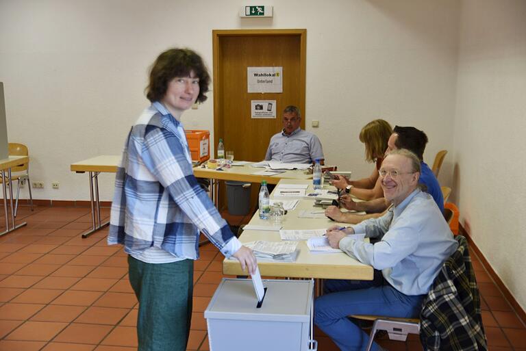 In Königsberg war am Sonntagmorgen wegen der Briefwahl kein großer Ansturm auf die Wahllokale festzustellen. Insgesamt beteiligten sich jedoch zwei von drei wahlberechtigten Bürgerinnen und Bürgern aus Königsberg an der Wahl. In Königsberg war am Sonntagmorgen wegen der Briefwahl kein großer Ansturm auf die Wahllokale festzustellen. Insgesamt beteiligten sich jedoch zwei von drei wahlberechtigten Bürgerinnen und Bürgern aus Königsberg an der Wahl. 