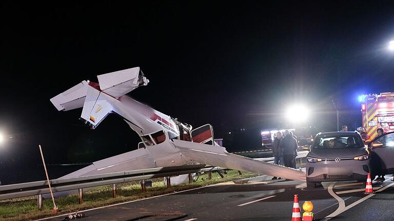 Kleinflugzeug stürzt auf Straße       -  Vor der missglückten Landung touchierte das Flugzeug ein Auto. Dann kam die Cessna auf dem Dach zum Liegen.