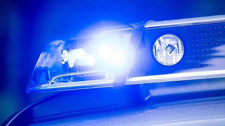 Ein Blaulicht leuchtet an einer Polizeistreife (Symbolbild)