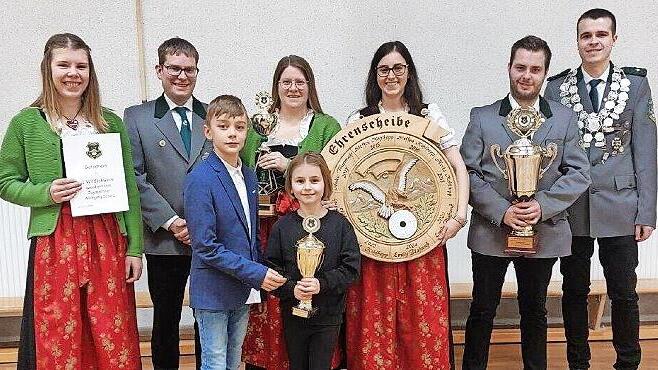 Ehrenscheibe, Er- u. Sie, Pokal, Bogenpokal, Lichtgewehr: Wildbrett-Gewinnerin Selina Weigand, Er- und Sie-Gewinner Michael Eusemann und Heike Kohlhepp, Er- und Sie Gewinner Jugend Laurin Gentil und Emmea Rösler, Ehrenscheiben-Gewinnerin Vanessa ... - Ehrenscheibe, Er- u. Sie, Pokal, Bogenpokal, Lichtgewehr: Wildbrett-Gewinnerin Selina Weigand, Er- und Sie-Gewinner Michael Eusemann und Heike Kohlhepp, Er- und Sie Gewinner Jugend Laurin Gentil und Emmea Rösler, Ehrenscheiben-Gewinnerin Vanessa Schneider, Pokalgewinner Marcel Heim, 1. Sportleiter Marco Leitschuh Ehrenscheibe, Er- u. Sie, Pokal, Bogenpokal, Lichtgewehr: Wildbrett-Gewinnerin Selina Weigand, Er- und Sie-Gewinner Michael Eusemann und Heike Kohlhepp, Er- und Sie Gewinner Jugend Laurin Gentil und Emmea Rösler, Ehrenscheiben-Gewinnerin Vanessa ... - Ehrenscheibe, Er- u. Sie, Pokal, Bogenpokal, Lichtgewehr: Wildbrett-Gewinnerin Selina Weigand, Er- und Sie-Gewinner Michael Eusemann und Heike Kohlhepp, Er- und Sie Gewinner Jugend Laurin Gentil und Emmea Rösler, Ehrenscheiben-Gewinnerin Vanessa Schneider, Pokalgewinner Marcel Heim, 1. Sportleiter Marco Leitschuh