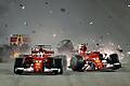 Formel 1: Großer Preis von Singapur       -  Ferrari-Pilot Kimi Räikkönen (r) kollidiert mit seinem Ferrari-Kollegen Sebastian Vettel.