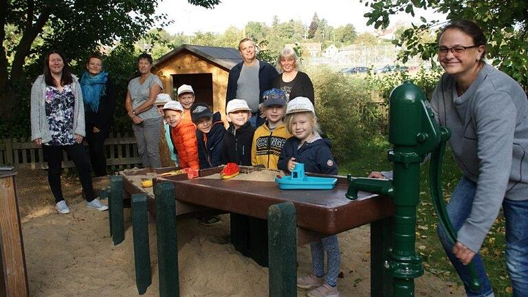 Von links nach rechts: Daniela M. Bleiweis, Silvia Machalett, Monika Zeißner, Hausmeister Gerd Popp und KIGA-Leiterin Gaby Brand, an der Wasserpumpe Olga Kress. Und viele, viele Baumeister.