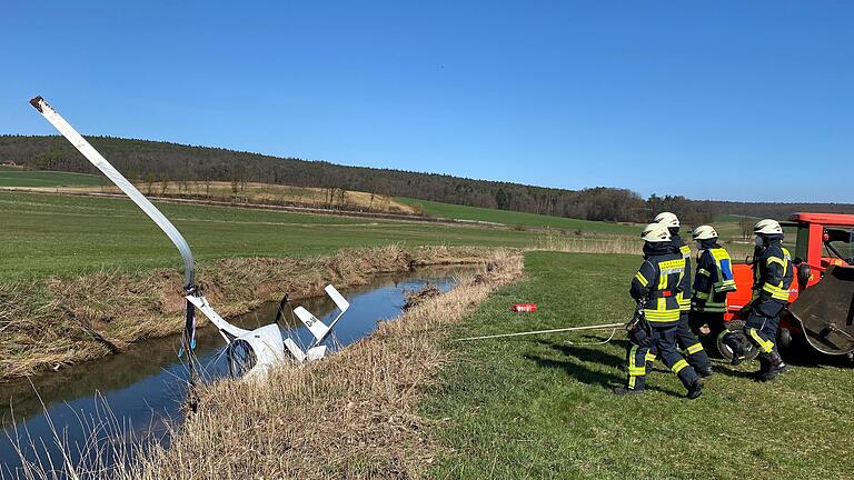 Ein Gyrocopter rollte am Sendelbacher Flugplatz am Ende der Landebahn weiter und landete in der Baunach.