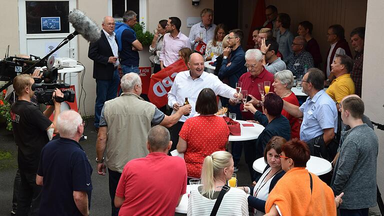 Sektlaune vor dem Wahlkreisbüro: Gespannt verfolgte Bernd Rützel (SPD) bei seiner Wahlparty am Sonntagabend in Gemünden zusammen mit rund 35 Parteifreunden die Hochrechnungen zur Bundestagswahl.