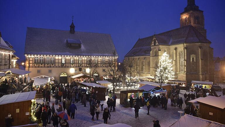 Umgeben von den historischen Altstadtgebäuden bietet der Königsberger Weihnachtsmarkt ein besonderes Ambiente (Archivbild). Umgeben von den historischen Altstadtgebäuden bietet der Königsberger Weihnachtsmarkt ein besonderes Ambiente (Archivbild).