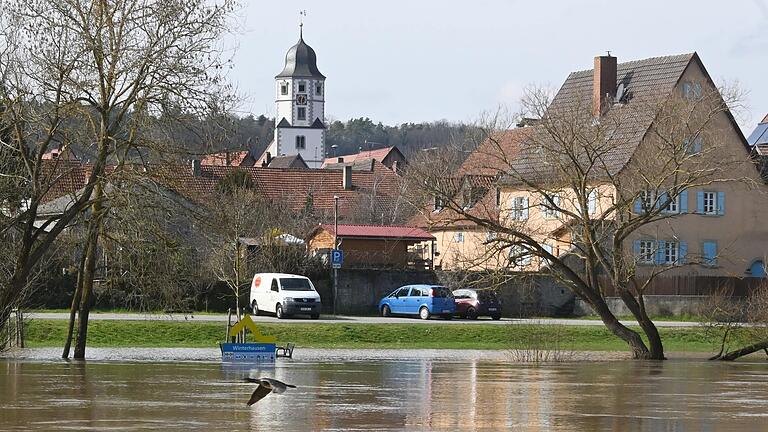 in Winterhausen ist der Main über die Ufer getreten. Viel weiter soll der Pegel aber nicht mehr steigen. in Winterhausen ist der Main über die Ufer getreten. Viel weiter soll der Pegel aber nicht mehr steigen. 