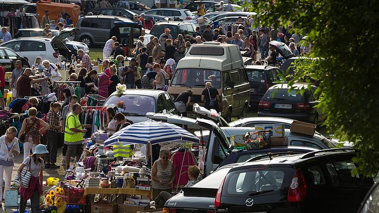 Bummeln, stöbern, feilschen: All das ist auf dem Mainwiesen-Flohmarkt in Würzburg möglich.