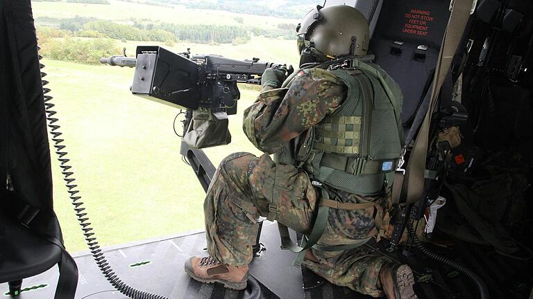 Bordwaffeneinsatz aus dem Hubschrauber: Ein Doorgunner 'bekämpft' bei der Übung am Donnerstag aus dem fliegenden Hubschrauber Ziele auf dem Übungsplatz Hammelburg.