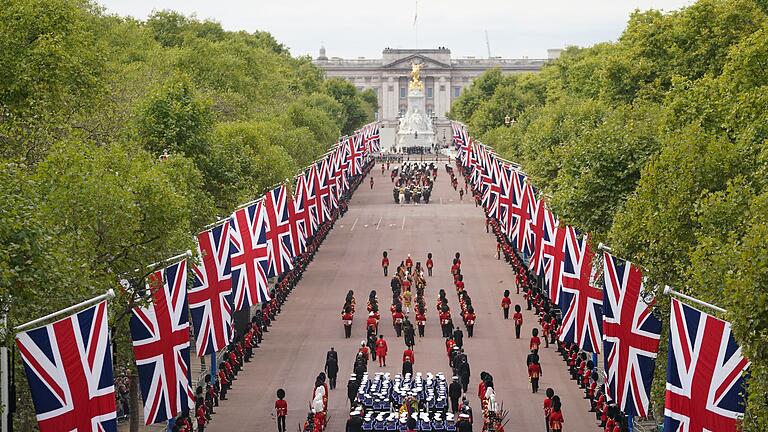 Todestag der Queen       -  Der Trauerzug mit dem Sarg der gestorbenen britischen Königin Elizabeth II. führte über die Prachtstraße The Mall.