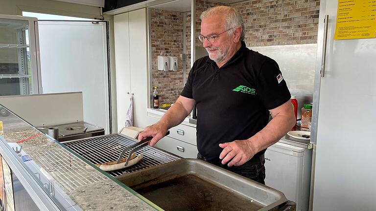 Ein Mann, ein Grill: Wolfram Schemmel betreibt den neuen Flugplatz-Imbiss in Haßfurt. Ein Mann, ein Grill: Wolfram Schemmel betreibt den neuen Flugplatz-Imbiss in Haßfurt.