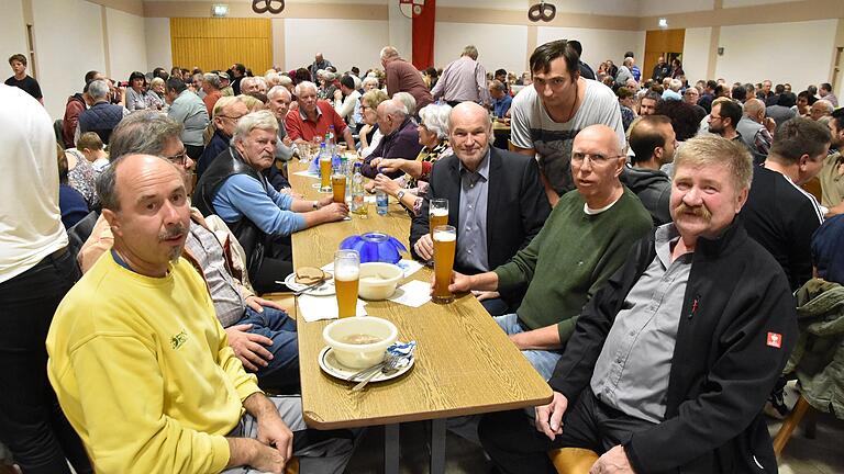 Eine voll besetzte Mehrzweckhalle war der Lohn für die Anstrengungen des ACC bei der Unteraltertheimer Kirchweih, hier mit stellvertretendem Bürgermeister Reinhold Drack, Bürgermeister Adolf Hemrich und Landrat Eberhard Nuß.