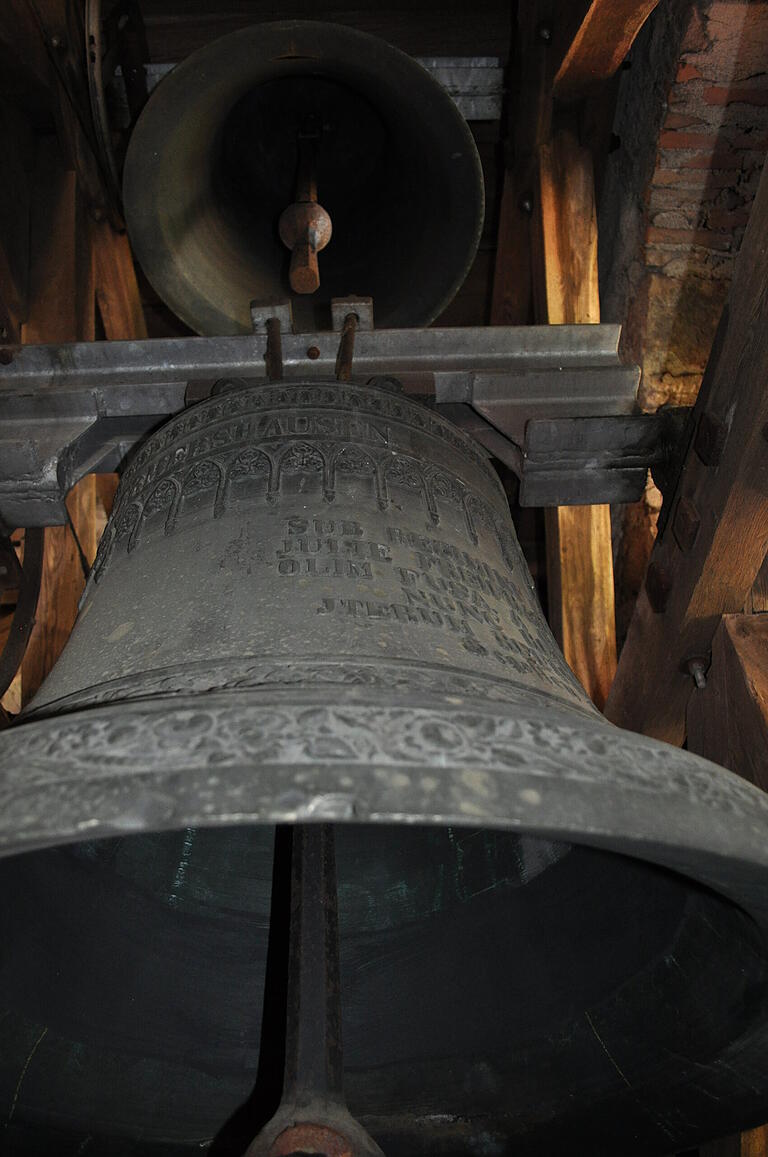 Die untere dieser beiden Glocken ist die älteste im Geläut der evangelischen Kirche in Ermershausen. Sie stammt aus dem Jahr 1575.