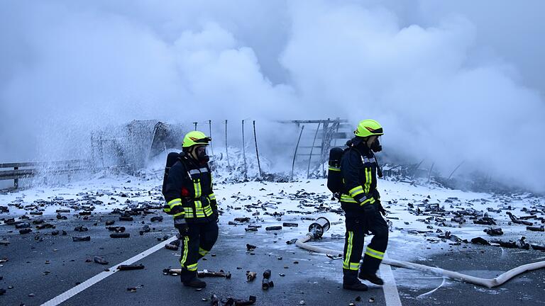 Zahlreiche Feuerwehren aus dem Landkreis Würzburg waren an dem Einsatz auf der A3 im Dezember 2020 beteiligt.