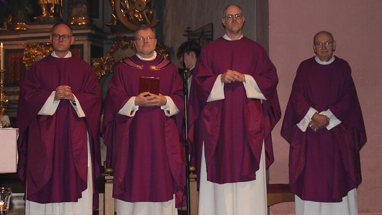 Ein weiterer Schritt für den Pastoralen Raum Mellrichstadt wurde am zweiten Adventssonntag begangen. Pfarrer Steffen Behr (links) wurde von Generalvikar Dr. Jürgen Vorndran (Zweiter von links) als Teampfarrer eingeführt. Pfarrer Thomas Menzel (Zweiter von rechts) wurde zum Moderator ernannt. Außerdem wurde Pfarrvikar Piotr Bruski in den Ruhestand verabschiedet.