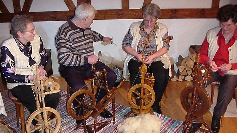 Spinnstuben gehörten in früherer Zeit in den Wintermonaten in den Gemeinden zum Alltag. Hier saß man zusammen, unterhielt sich und spann Wolle, wie hier in Schwanhausen in den 1990er Jahren.