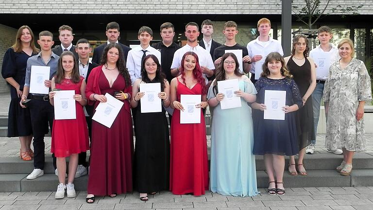 Stolz auf ihren guten Abschluss sind die Absolventinnen und Absolventen der Edmund-Grom-Mittelschule Hohenroth. Mit auf dem Bild Lehrerin Lisa Mack (links) und Konrektorin Sandra Herleth (rechts).