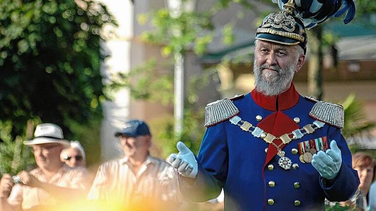 Der Prinzregent wird 70 - (jsc/far) Peter Krug ist eng mit dem Rakoczy-Fest verbunden, enger geht es kaum. Das liegt nicht nur daran, dass er seit 43 Jahren als Darsteller (zuerst als Ludwig III. und seit 28 Jahren als Prinzregent Luitpold) dabei ist und dem Fest außerdem als Vorsitzender des Vereins der Freunde dient. Es hat auch mit Peter Krugs Geburtstag zu tun. Der fällt immer irgendwie in die Festzeit hinein und ist heuer außerdem ein runder. So kommt es, dass das „Rakoczykind“, wie er sich selbst spaßeshalber genannt hat, in diesem Jahr schon einen Tag früher mit den Feierlichkeiten beginnen kann – am heutigen Donnerstag feiert Krug seinen 70. Geburtstag. Neben seiner Doppelrolle als Historische Persönlichkeit und Vorsitzender des Rakoczy-Fördervereins hat sich Peter Krug stets viel in seiner Heimatstadt engagiert. Über 40 Jahre war der selbstständige Schreinermeister für die Schreinerinnung in Bad Kissingen aktiv, war im Gesellenprüfungsausschuss und im Vorstand der Innung tätig. Den Gestaltungswettbewerb „Die gute Form“ für Lehrlinge hat Krug maßgeblich vorangetrieben. Von 1984 bis 2011 gehörte Peter Krug als Mitglied der CSU dem Kissinger Stadtrat an. Stets hatte er hervorragende Wahlergebnisse, die seine Anerkennung in der Bevölkerung widerspiegelten. Daneben war Krug im Beirat des Kissinger Städtepartnerschaftskomitees und engagiert sich als zweiter Vorsitzender im Bad Kissinger Rhönklub. Egal ob Stadtrat oder Vereinsversammlung – Krug ließ bei all seinen Aktivitäten stets seine Liebe zu seinem Beruf erkennen. Nämlich genau dann, wenn wieder einmal eine Fliege aus Holz seinen Hemdkragen zierte. Der Prinzregent wird 70 - (jsc/far) Peter Krug ist eng mit dem Rakoczy-Fest verbunden, enger geht es kaum. Das liegt nicht nur daran, dass er seit 43 Jahren als Darsteller (zuerst als Ludwig III. und seit 28 Jahren als Prinzregent Luitpold) dabei ist und dem Fest außerdem als Vorsitzender des Vereins der Freunde dient. Es hat auch mit Peter Krugs Geburtstag zu tun. Der fällt immer irgendwie in die Festzeit hinein und ist heuer außerdem ein runder. So kommt es, dass das „Rakoczykind“, wie er sich selbst spaßeshalber genannt hat, in diesem Jahr schon einen Tag früher mit den Feierlichkeiten beginnen kann – am heutigen Donnerstag feiert Krug seinen 70. Geburtstag. Neben seiner Doppelrolle als Historische Persönlichkeit und Vorsitzender des Rakoczy-Fördervereins hat sich Peter Krug stets viel in seiner Heimatstadt engagiert. Über 40 Jahre war der selbstständige Schreinermeister für die Schreinerinnung in Bad Kissingen aktiv, war im Gesellenprüfungsausschuss und im Vorstand der Innung tätig. Den Gestaltungswettbewerb „Die gute Form“ für Lehrlinge hat Krug maßgeblich vorangetrieben. Von 1984 bis 2011 gehörte Peter Krug als Mitglied der CSU dem Kissinger Stadtrat an. Stets hatte er hervorragende Wahlergebnisse, die seine Anerkennung in der Bevölkerung widerspiegelten. Daneben war Krug im Beirat des Kissinger Städtepartnerschaftskomitees und engagiert sich als zweiter Vorsitzender im Bad Kissinger Rhönklub. Egal ob Stadtrat oder Vereinsversammlung – Krug ließ bei all seinen Aktivitäten stets seine Liebe zu seinem Beruf erkennen. Nämlich genau dann, wenn wieder einmal eine Fliege aus Holz seinen Hemdkragen zierte.