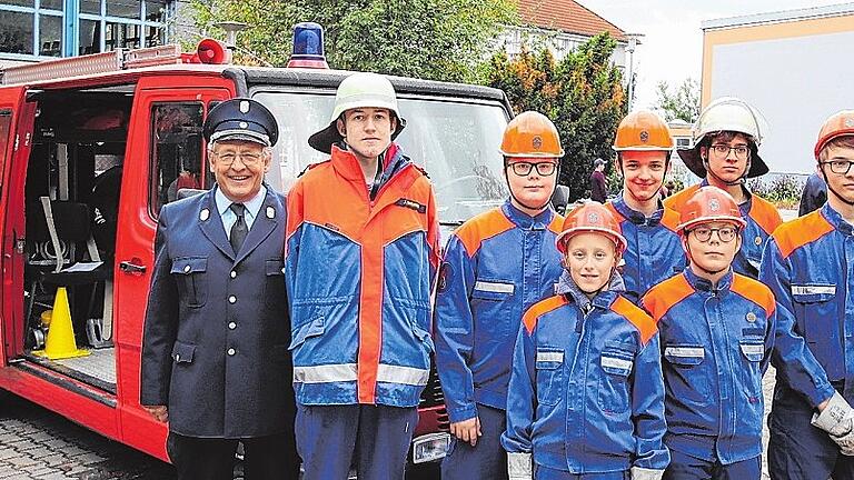 Das Franken-Landschulheim hat eine schuleigene Feuerwehr. Von Links: Lehrer und Betreuer Gisbert Wagner, Julian Endres, Steven Wicke, Daniel Beck, Yannik Simon, Felix Walter, Erik Kuhn, Philipp Schwarz und Lehrer Thomas Morche.