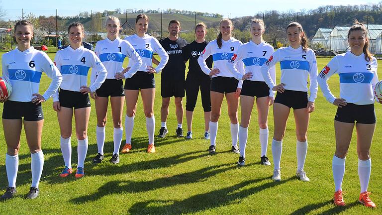 Mit diesen Spielerinnen tritt der TV Segnitz bei der Endrunde um die deutsche Faustball-Meisterschaft der Frauen an (von links): Antonia Fuchs, Sophie Müller, Helen Gernet, Luisa Kaemmer, Trainer Uli Lauck, Trainerin Steffi Lauck, Svenja Schröder, Lena Mark, Tatjana Müller und Ursina Sagstetter. Mit diesen Spielerinnen tritt der TV Segnitz bei der Endrunde um die deutsche Faustball-Meisterschaft der Frauen an (von links): Antonia Fuchs, Sophie Müller, Helen Gernet, Luisa Kaemmer, Trainer Uli Lauck, Trainerin Steffi Lauck, Svenja Schröder, Lena Mark, Tatjana Müller und Ursina Sagstetter.