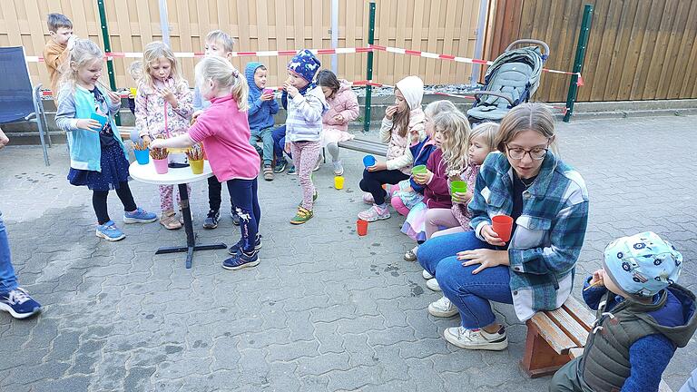 Kindergartenkinder mit Erzieherin Katja. Kindergartenkinder mit Erzieherin Katja.