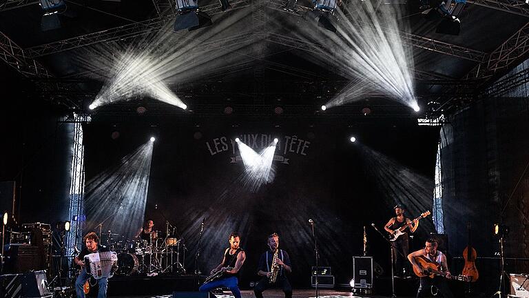 In ihrer Heimat sind &bdquo;Les Yeux d''la Tete&ldquo; schon lange bekannt &ndash; und auch in Deutschland hat die Band inzwischen viele Fans. Beim Hafensommer kamen über 1000.