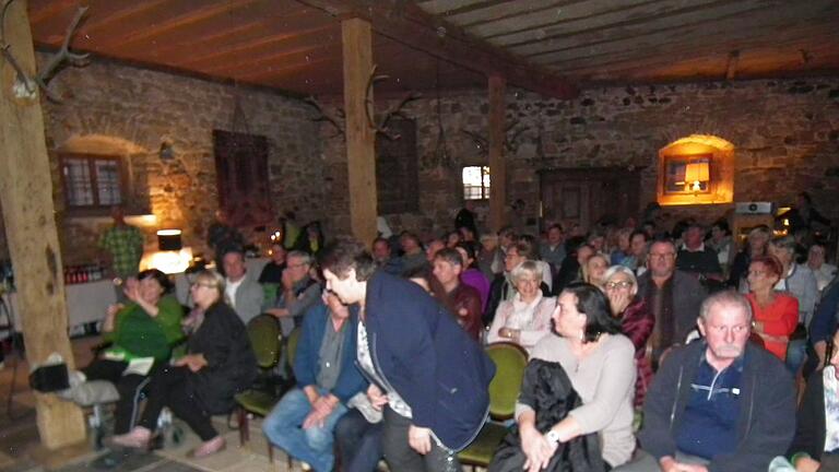 Auf „Spurensuche zwischen Main und Haßberge“ führte das Projekt „Jüdische Lebenswege“ zahlreiche interessierte Besucher nach Friesenhausen ins Schloss der Familie von Eichborn und nach Burgpreppach, als Gast ins Schloss der Familie von Monika von Deuster.