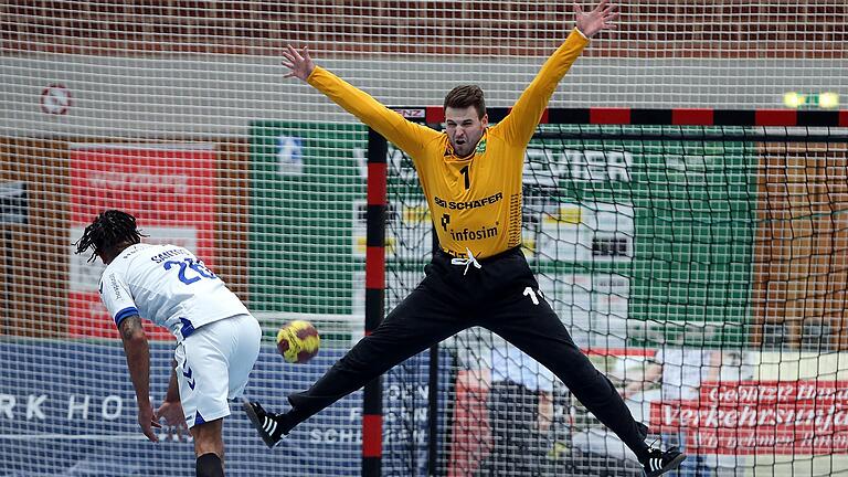 Nicht nur durch diesen gehaltenen Siebenmeter des Gummersbachers Raul Santos hat Rimpars Nummer eins Marino Mallwitz seine Verpflichtung gerechtfertigt. Nicht nur durch diesen gehaltenen Siebenmeter des Gummersbachers Raul Santos hat Rimpars Nummer eins Marino Mallwitz seine Verpflichtung gerechtfertigt.