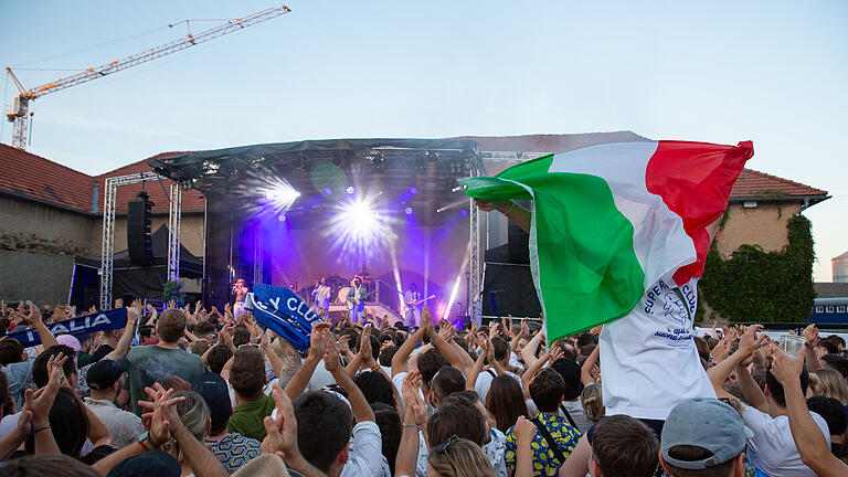 Bei den Kulturtagen auf Gut Wöllried in Rottendorf  traten auch im diesen Jahr viele große Künstler bei bei bestem Wetter und schöner Kulisse aus. Die Band Roy Bianco & Die Abbrunzati Boys spielte vor ausverkauften Haus bei bester Stimmung am Freitag, 14. Juli 2023.