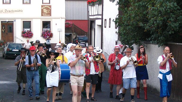 &nbsp;Um 20 Uhr marschierte 2008 die Maumerkapelle an der Degeltsmühle los. Die Kostüme entsprachen der Witterung, eine Musikantin spielte wie gerade aus dem Schwimmbad gekommen.
Der zweite von links mit roter Kappe war der langjährige Vorsitzende Willibald Schumm, ganz vorne links mit Trompete der heutige Bürgermeister Georg Seiffert.