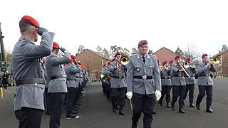 Das Heeresmusikkorps marschiert auf dem Appellplatz ein.