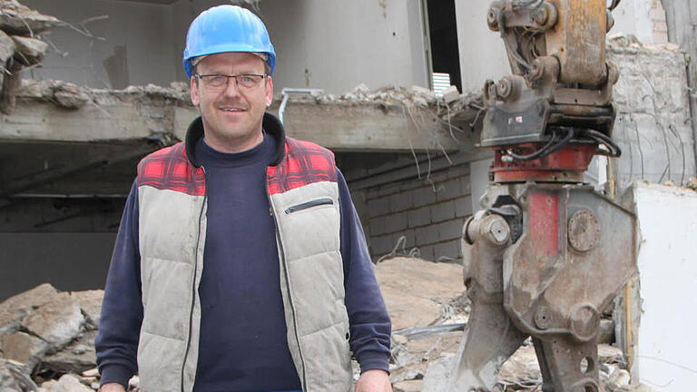 Sie rücken der Textilfabrik zu Leibe: Polier Gerhard Rein und seine Arbeiter sind für den Abriss der Ferkinghoff-Gebäude verantwortlich. Foto: Ulrike Müller       -  Sie rücken der Textilfabrik zu Leibe: Polier Gerhard Rein und seine Arbeiter sind für den Abriss der Ferkinghoff-Gebäude verantwortlich. Foto: Ulrike Müller