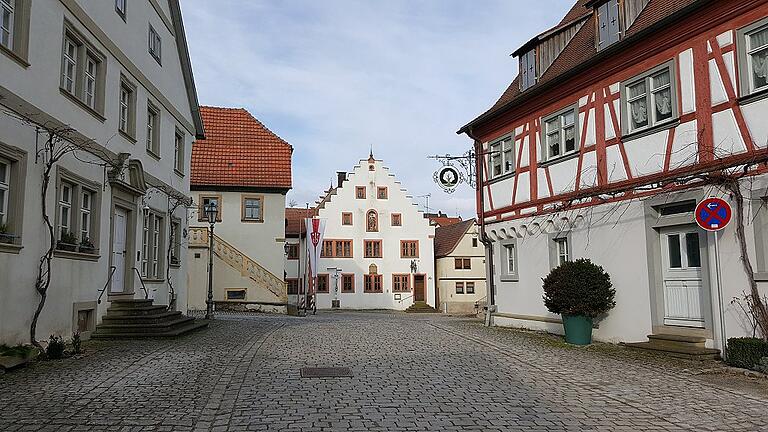 Blick auf den Marktplatz: Der Altort hat seinen Grundriss seit dem 16. Jahrhundert weigehend bewahrt.