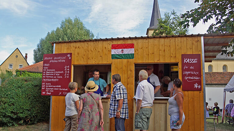 Eigens zum Fischfest haben die Oberpleichfelder eine Holzhütte für die Freunde aus Ungarn gezimmert. Dort hab es die leckeren Spezialitäten Palatschinken und Langos. Foto: Irene Konrad